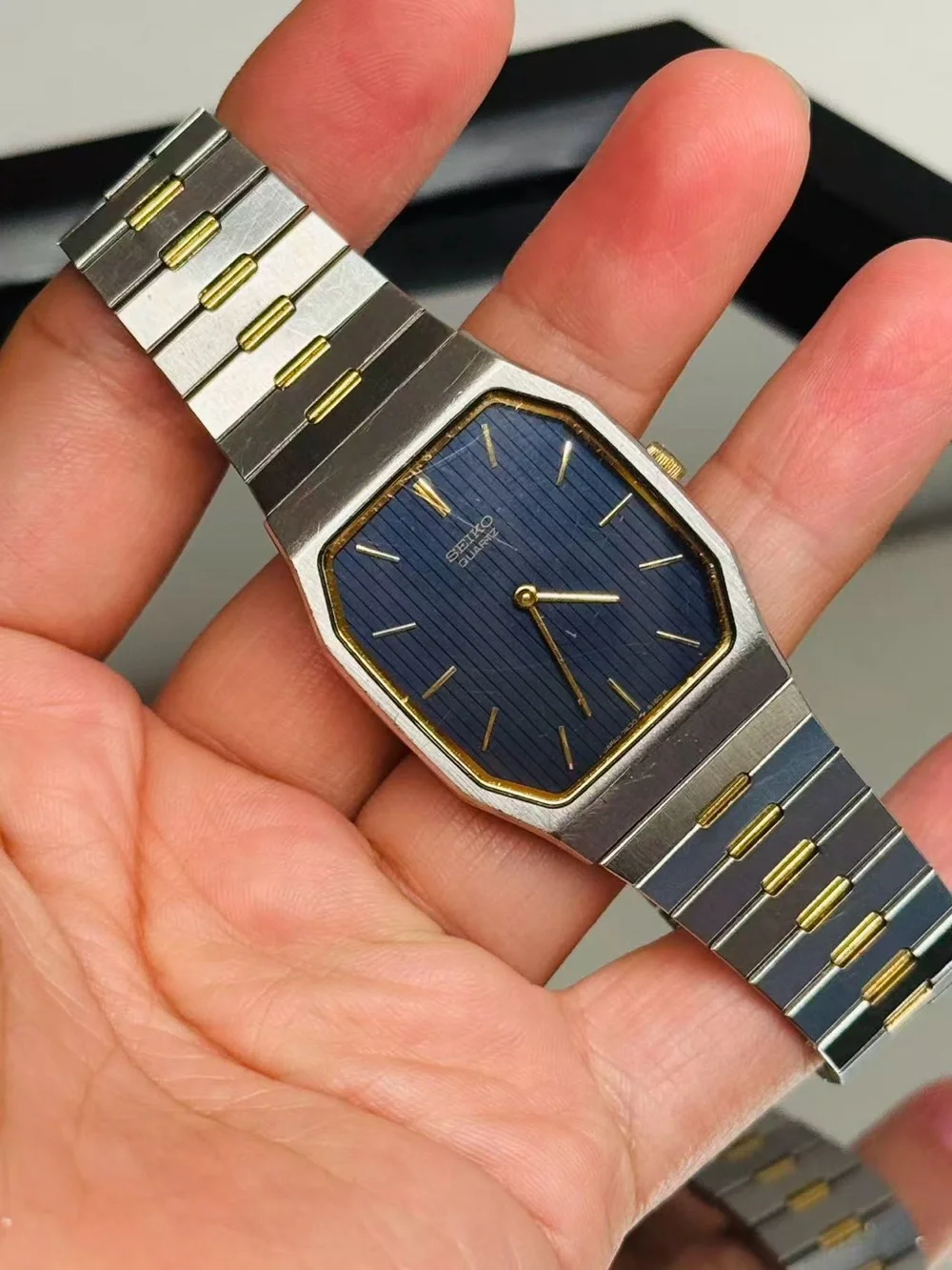 Vintage Seiko Quartz Two Tone Black Dial Men’s Watch 27mm Japan New Battery Runs